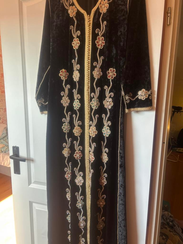Zwarte Kaftan Moumbra met Rode en Groene Steentjes, Ophalen of Verzenden, Zo goed als nieuw, Zwart, Overige typen