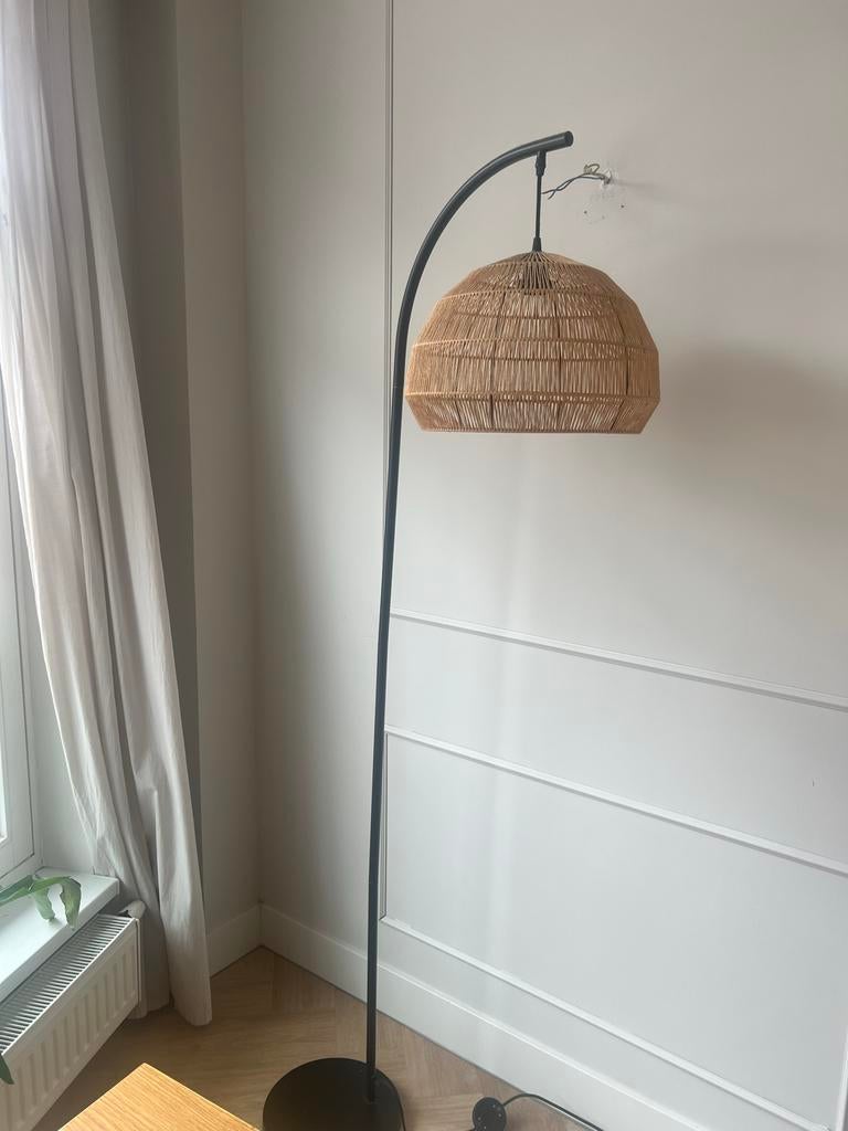 Staande booglamp met natuurlijke kap, Ophalen of Verzenden, Gebruikt, Metaal, 150 tot 200 cm