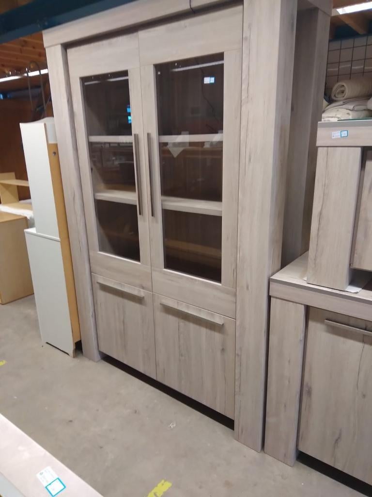 Houten vitrinekast met glazen deuren, Ophalen