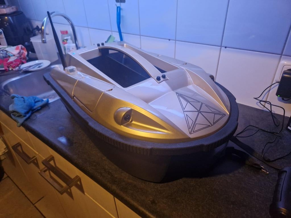 Prisma 3 voerboot inclusief fish finder, Watersport en Boten, Hengelsport | Karpervissen, Ophalen of Verzenden, Zo goed als nieuw