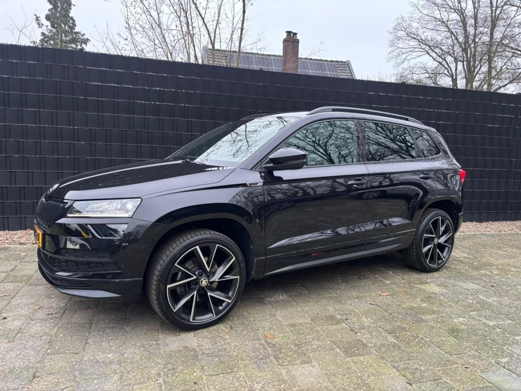 Skoda KAROQ 1.5 TSI SPORTL. BUS.**Digitaalcockpit//DAB/CARPL, 4 cilinders, Zwart, Karoq, Bedrijf