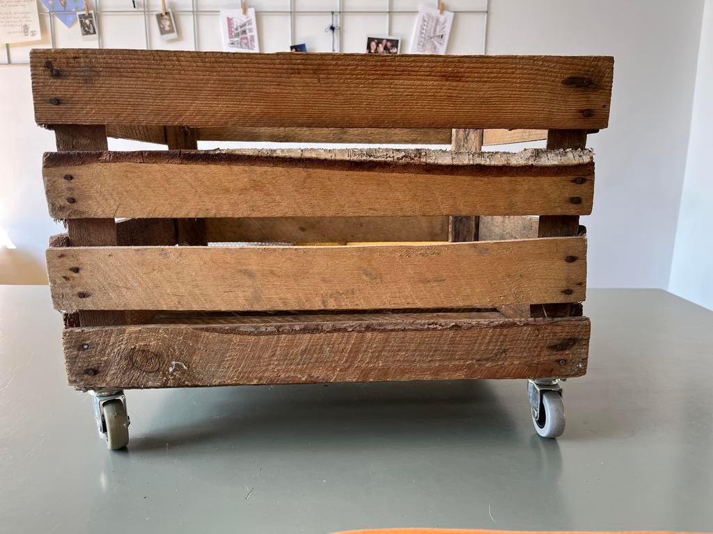 3 Houten kratten op wieltjes, decoratief en praktisch, Doe-het-zelf en Verbouw, Kratten en Dozen, Ophalen, Gebruikt, Minder dan 35 cm