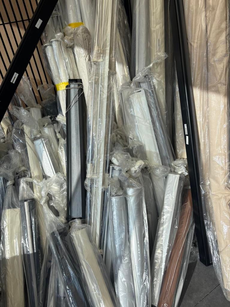 Partij raamdecoratie 130 + stuks NIEUW rolgordijnen screens, Ophalen