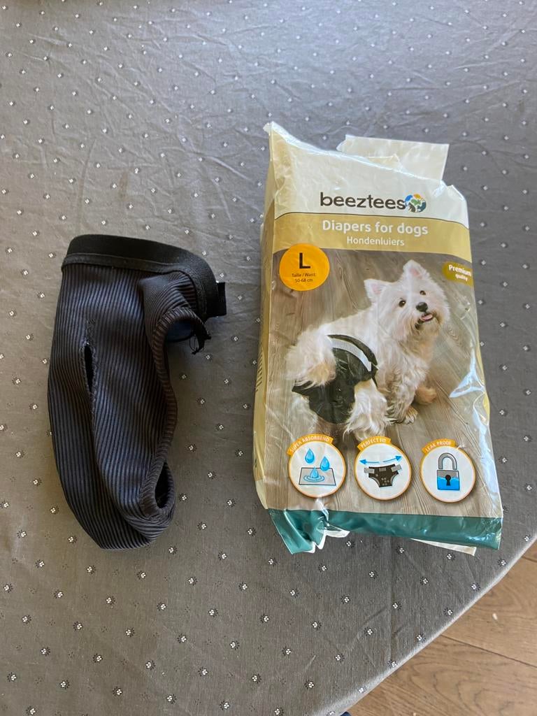 Honden luiers mt L en loopsheidsbroekje Gr 4, Ophalen of Verzenden, Zo goed als nieuw