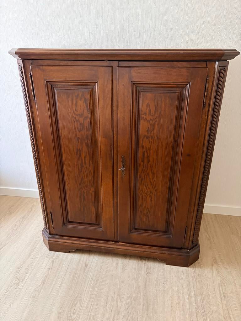 Donkerbruine houten kast met twee deuren, Huis en Inrichting, Kasten | Overige, Ophalen, Gebruikt