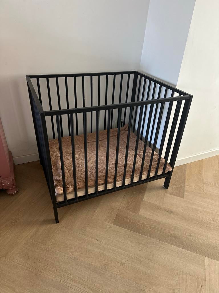 Zwarte houten baby box met nieuw matras, Ophalen, Gebruikt, Vierkant, In hoogte verstelbaar