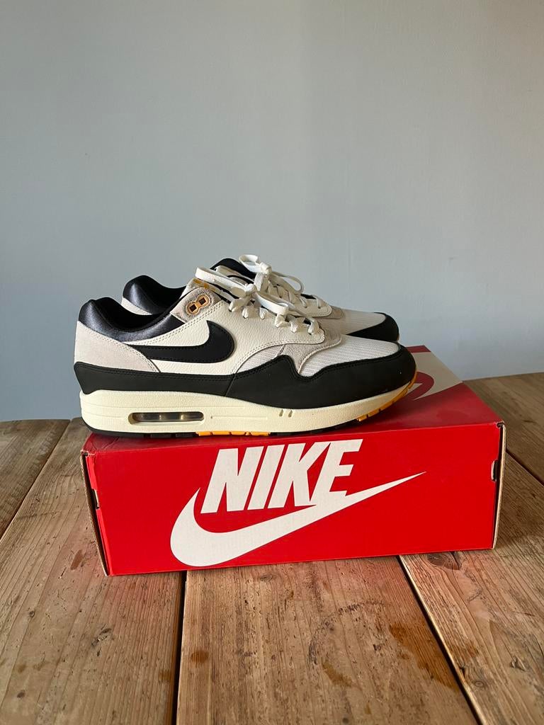 Nike Air Max 1 Athletic Department Light Bone Gold maat 46, Kleding | Heren, Schoenen, Overige kleuren, Ophalen of Verzenden, Sneakers of Gympen