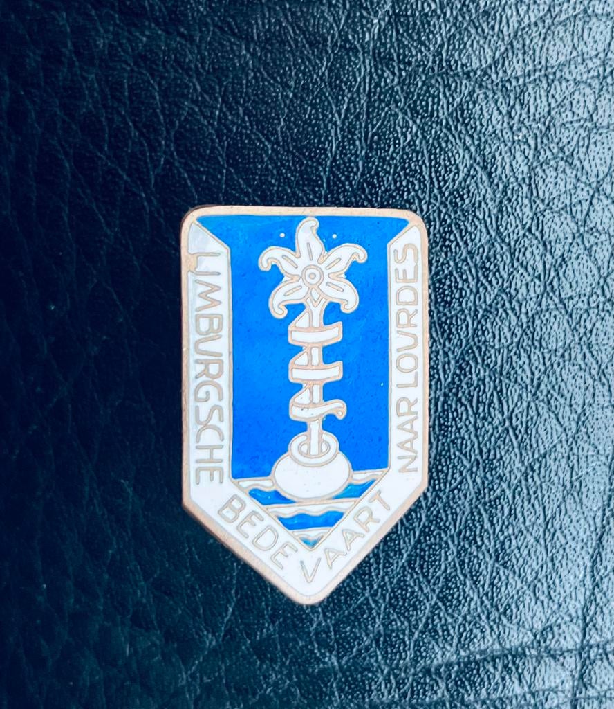 Oude emaille speld ,,Limburgsche bedevaart naar Lourdes”, Ophalen of Verzenden, Zo goed als nieuw, Stad of Land, Speldje of Pin