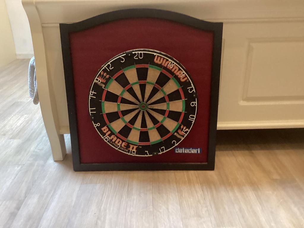 Goed dartbord met 6 pijlen en nog meer wat er bij hoort, Ophalen, Zo goed als nieuw, Dartbord