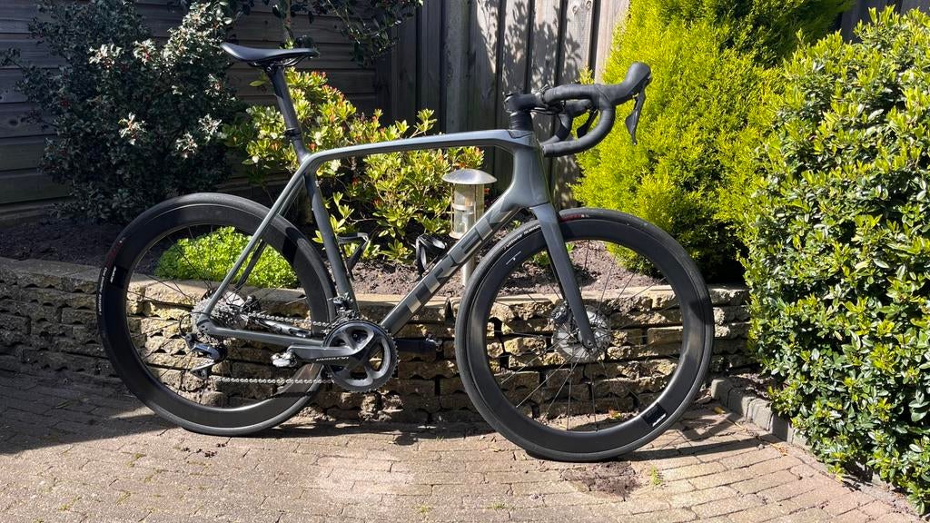 Trek Emoda SL Disc 60 + Scope S5 Wheels, 28 inch, Carbon, Heren, Zo goed als nieuw