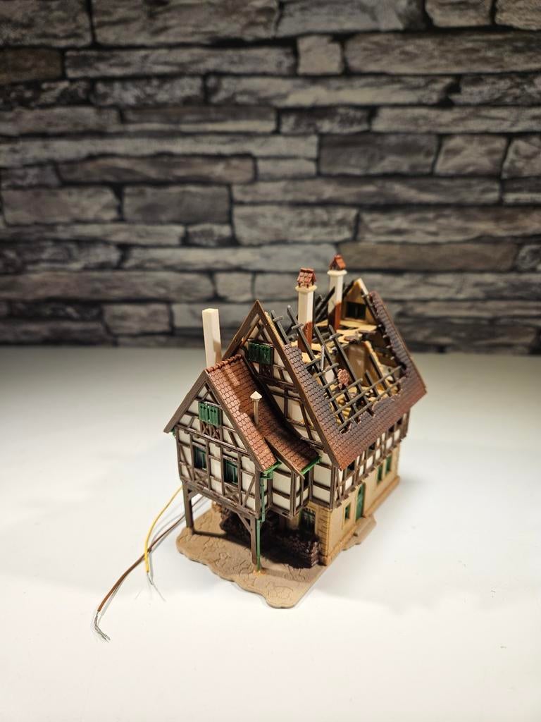 Verbrand huis met rookgenerator N spoor trein 1:160, Hobby en Vrije tijd, Modeltreinen | N-Spoor, Overige merken, Gebruikt, Gelijkstroom of Wisselstroom