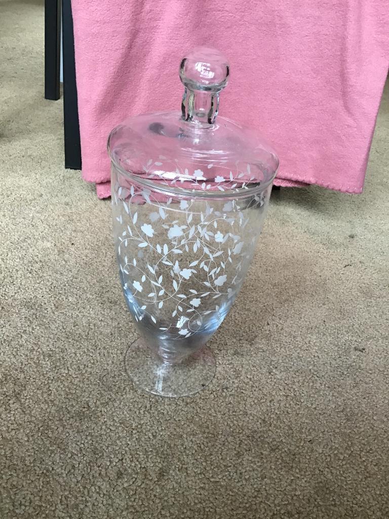 Hoge glazen pot, Ophalen