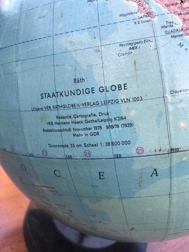 oude kartonnen wereldbol of globe met bakelieten voet., Antiek en Kunst, Ophalen of Verzenden