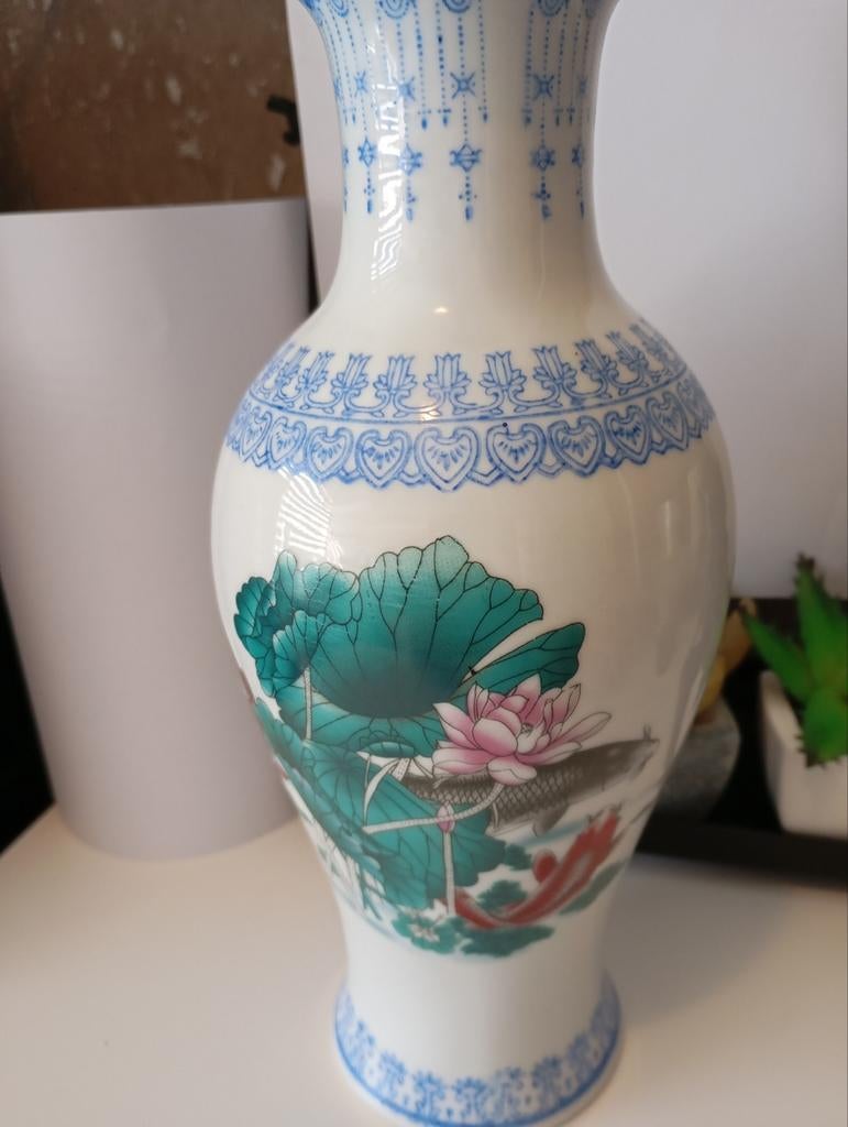 VINTAGE CHINESE VAAS MET LOTUS BLOEM MET KARPERS NU 35€EURO., Antiek en Kunst, Antiek | Vazen, Ophalen of Verzenden