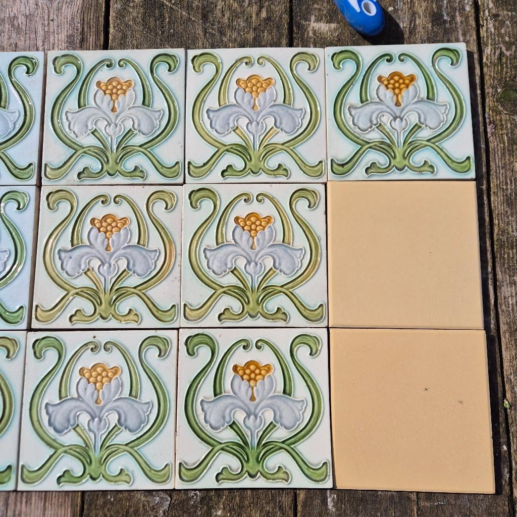 16 jugendstil wandtegels, decor in relief bloem Iris, Ophalen