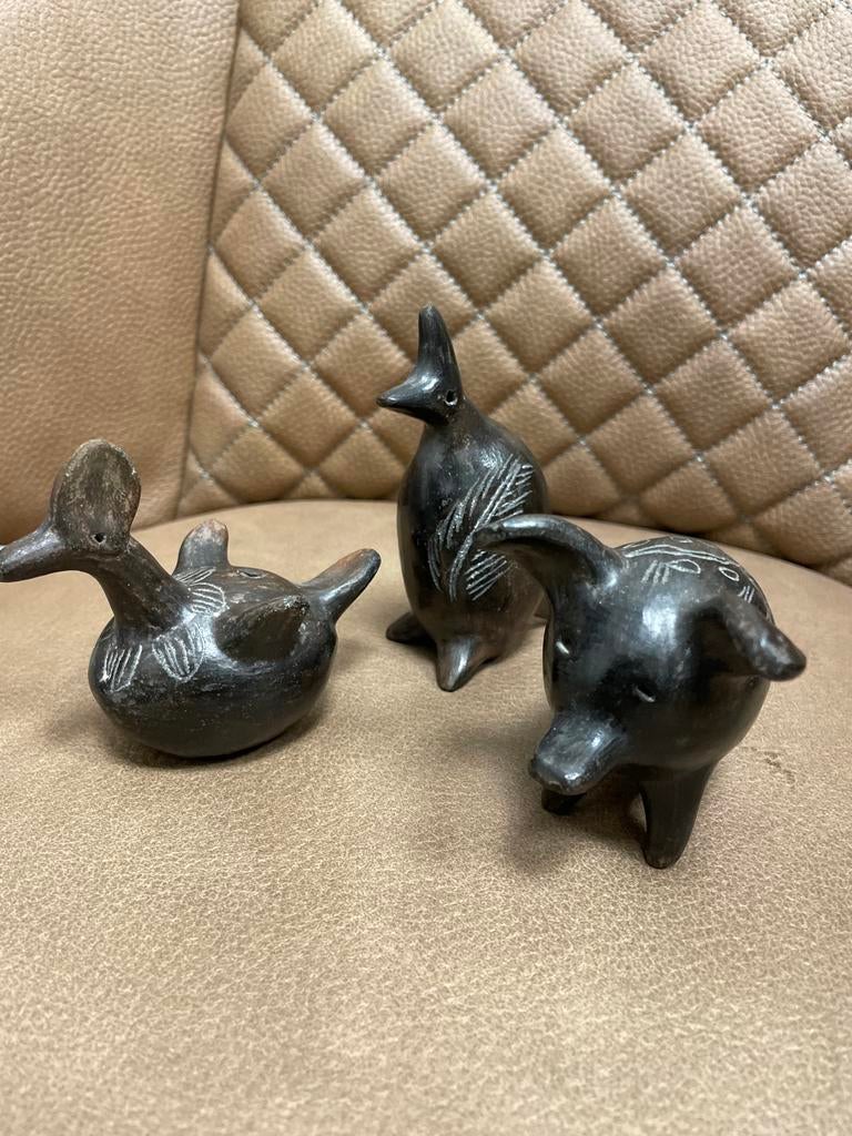 Drie kleine zwarte aardewerk beeldjes, Ophalen of Verzenden