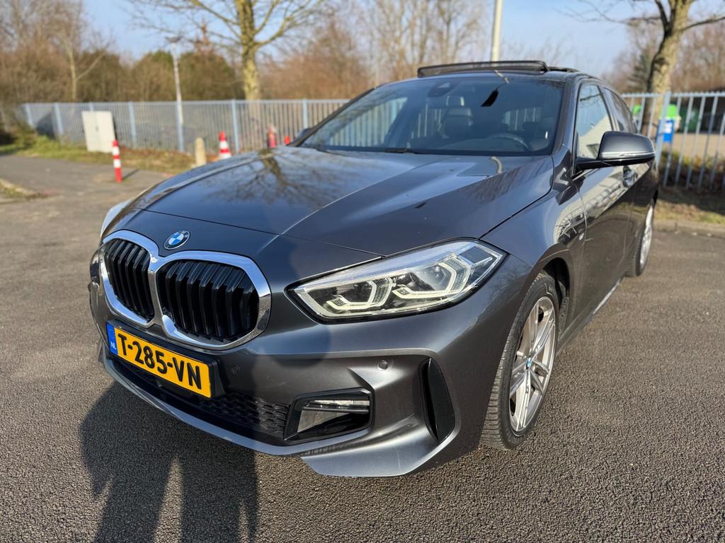 BMW 1-serie 118i High Executive Automaat panorama Led Naviga, Gebruikt, Leder en Stof, Bedrijf, Lichtsensor