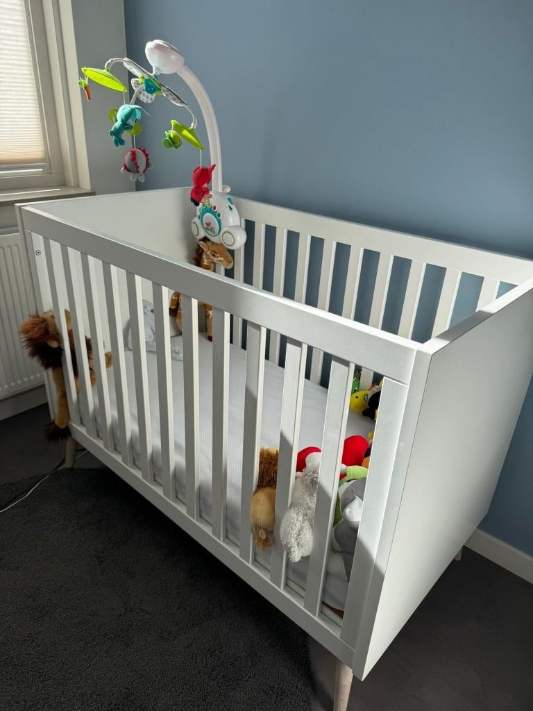 Babykamer: Bed en commode. Gekocht bij Babypark, Kinderen en Baby's, Kinderkamer | Complete kinderkamers, Gebruikt, Jongetje of Meisje