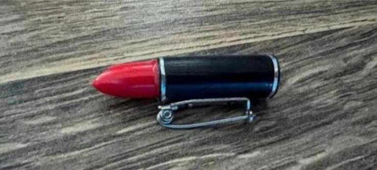 Vintage jaren 80 lipstick broche, Ophalen of Verzenden, Zo goed als nieuw, Rood, Overige materialen
