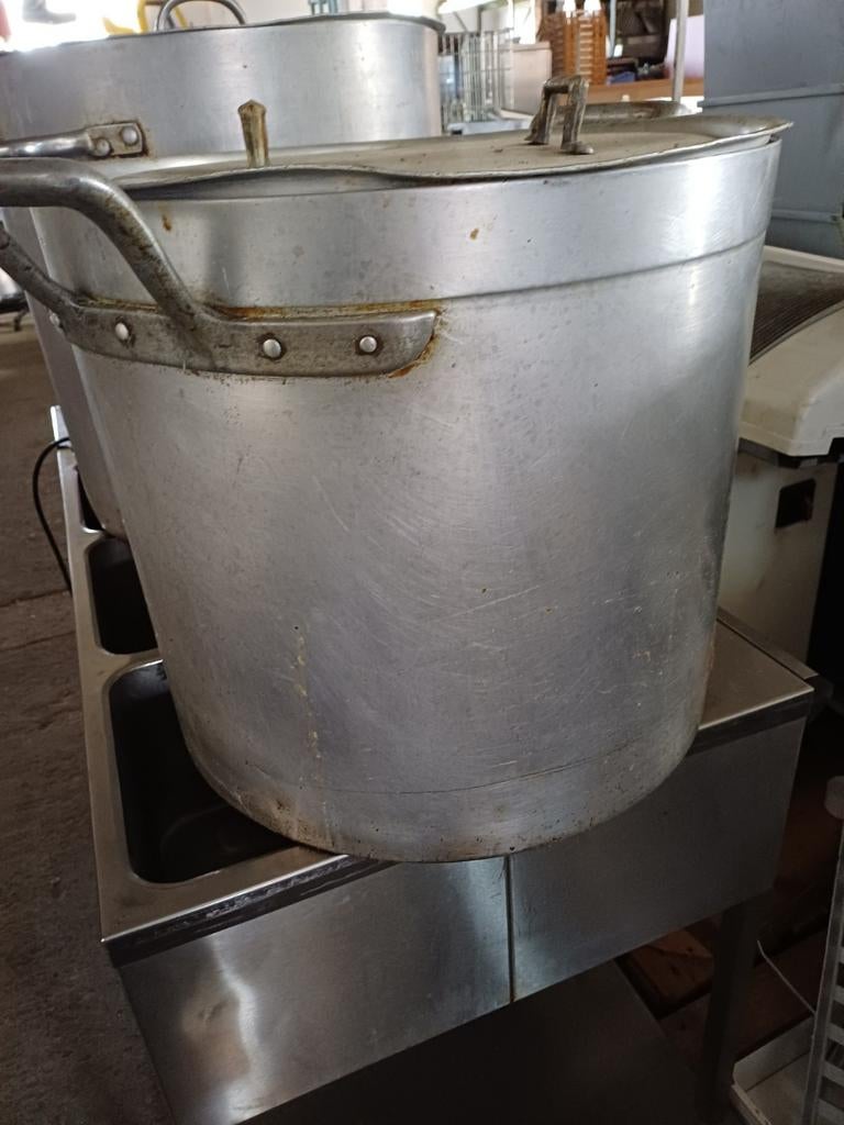 kookketels voerbak opslagbak  bloembak, Ophalen, Gebruikt