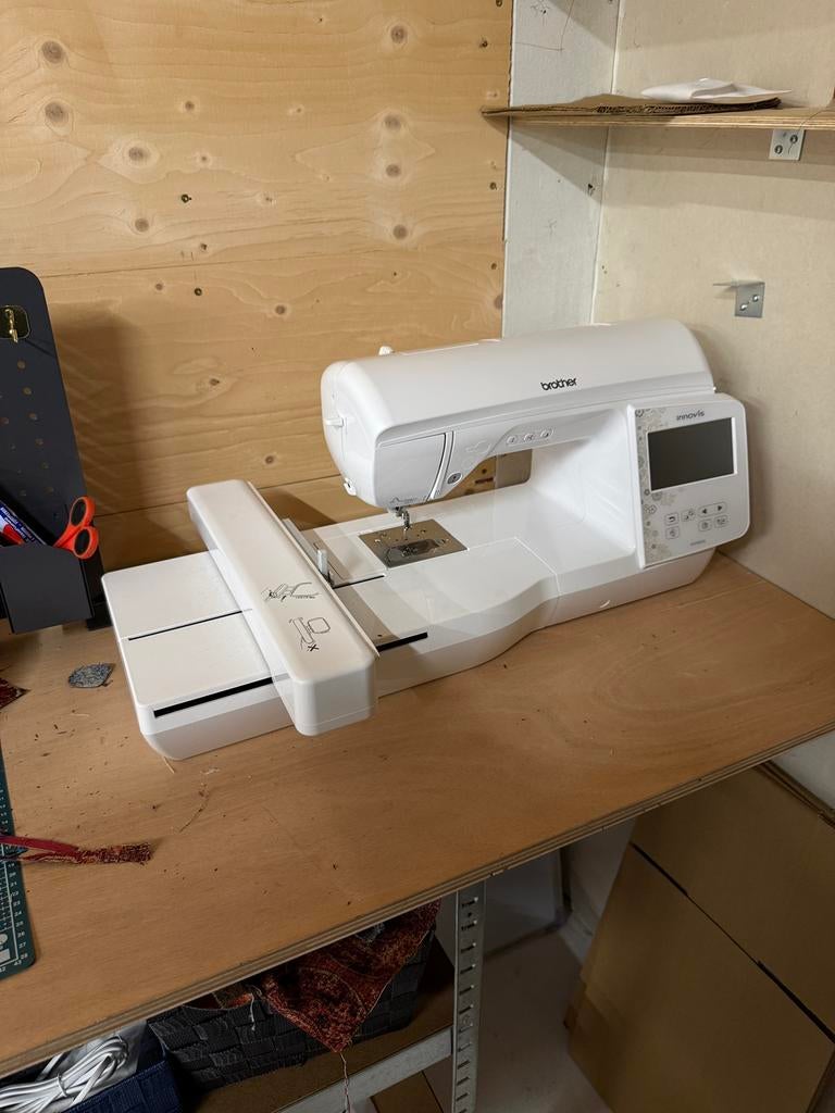 Brother Innovis 880E Borduurmachine, Hobby en Vrije tijd, Borduren en Borduurmachines, Ophalen, Zo goed als nieuw, Machineborduren