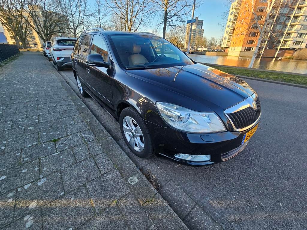 Skoda Octavia 1.4 TSI Combi AUT 2009 Zwart, Auto's, Euro 5, Beige, 4 cilinders, 1200 kg