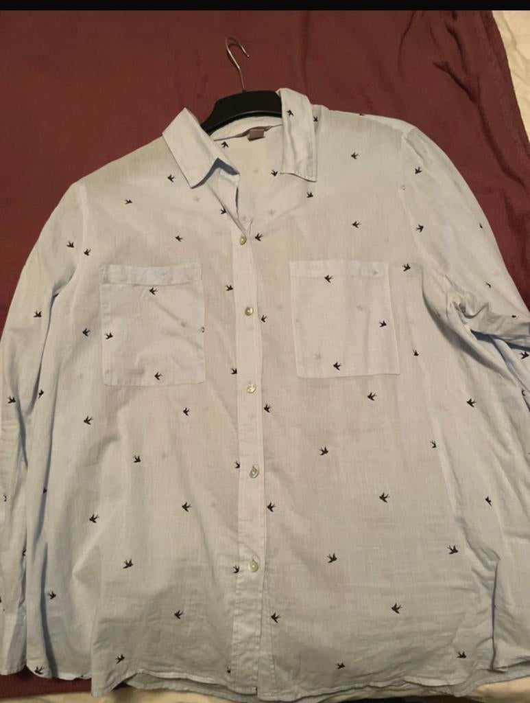 H&M Lichtblauwe Blouse met Zwaluwprint - Maat 42/44 (L), Ophalen of Verzenden, Zo goed als nieuw, Maat 42/44 (L), Blauw