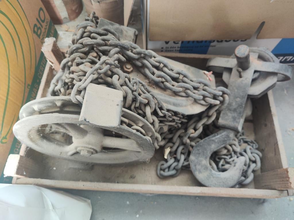 Vintage kettingtakel in zwarte verf uit een Smederij, Ophalen, Gebruikt, Handmatig