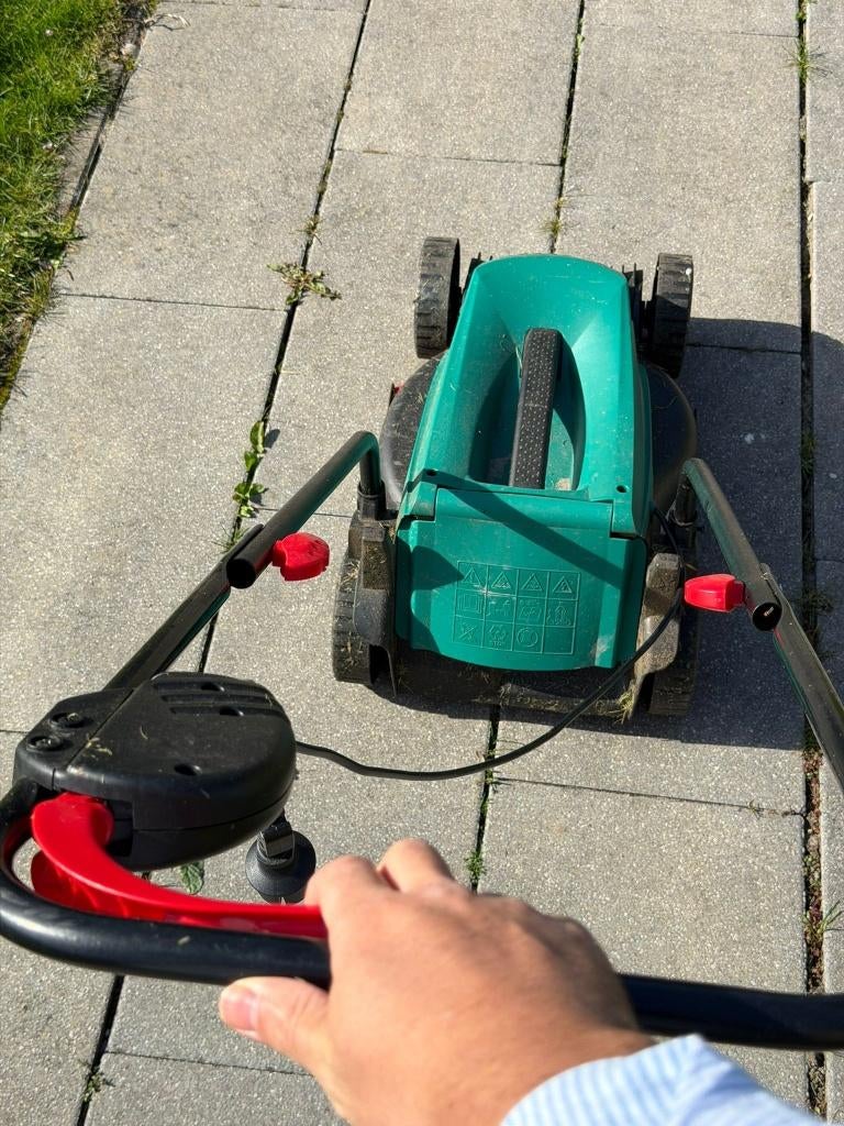 Bosch ARM 3200 Elektrische Grasmaaier (32 cm), Tuin en Terras, Grasmaaiers, Ophalen, Cirkelmaaier, Gebruikt, Elektrische grasmaaier