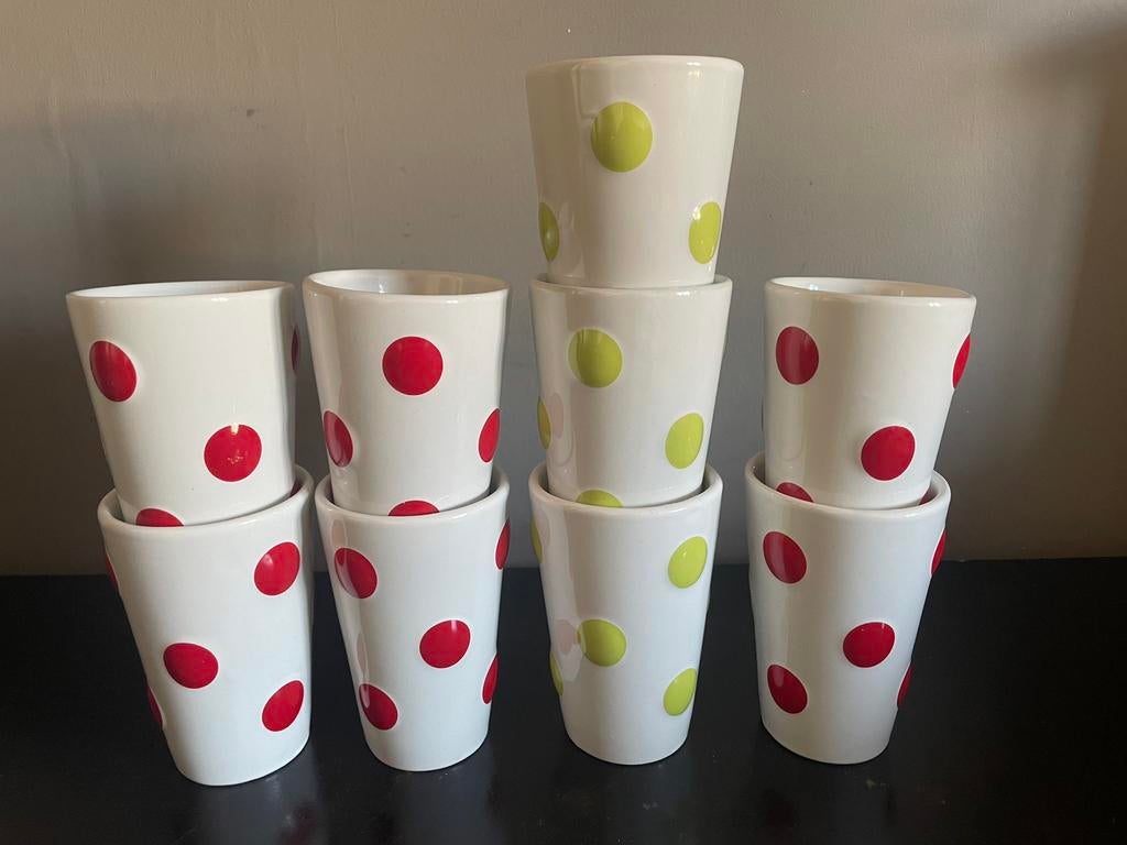 9 witte Douwe Egberts bekers met groene en rode polka dot, Ophalen of Verzenden, Zo goed als nieuw, Overige stijlen, Kop(pen) en/of Schotel(s)