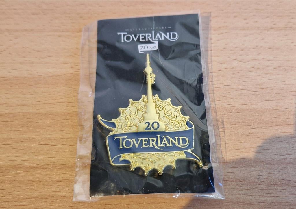 Toverland Pin: 20 jarig Jubileum, Verzamelen, Speldjes, Pins en Buttons, Ophalen of Verzenden, Nieuw, Overige onderwerpen, Speldje of Pin