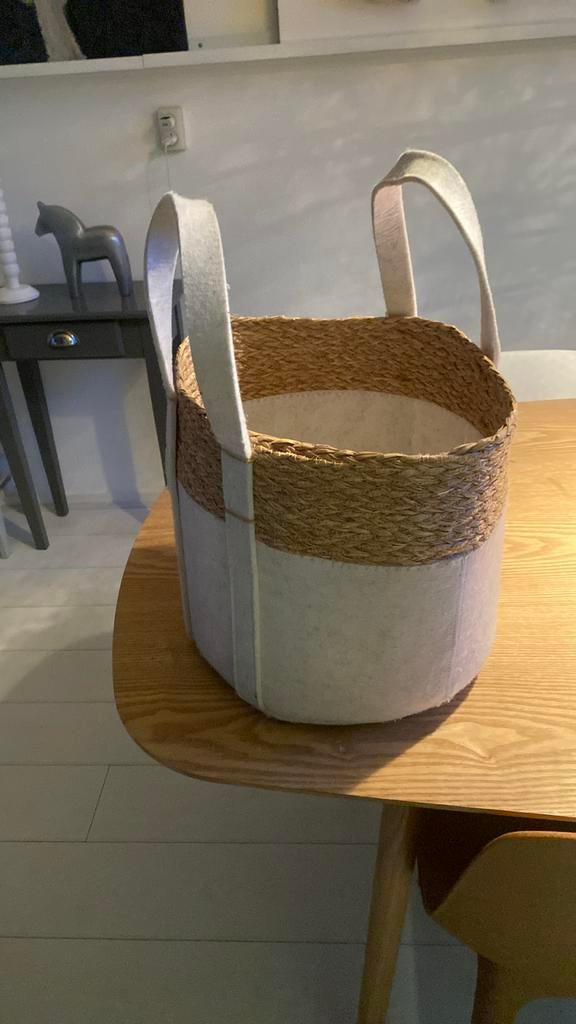 Leuke sisal mand , gevuld met gloeilampen enz., Huis en Inrichting, Woonaccessoires | Schalen en Manden, Ophalen, Overige materialen