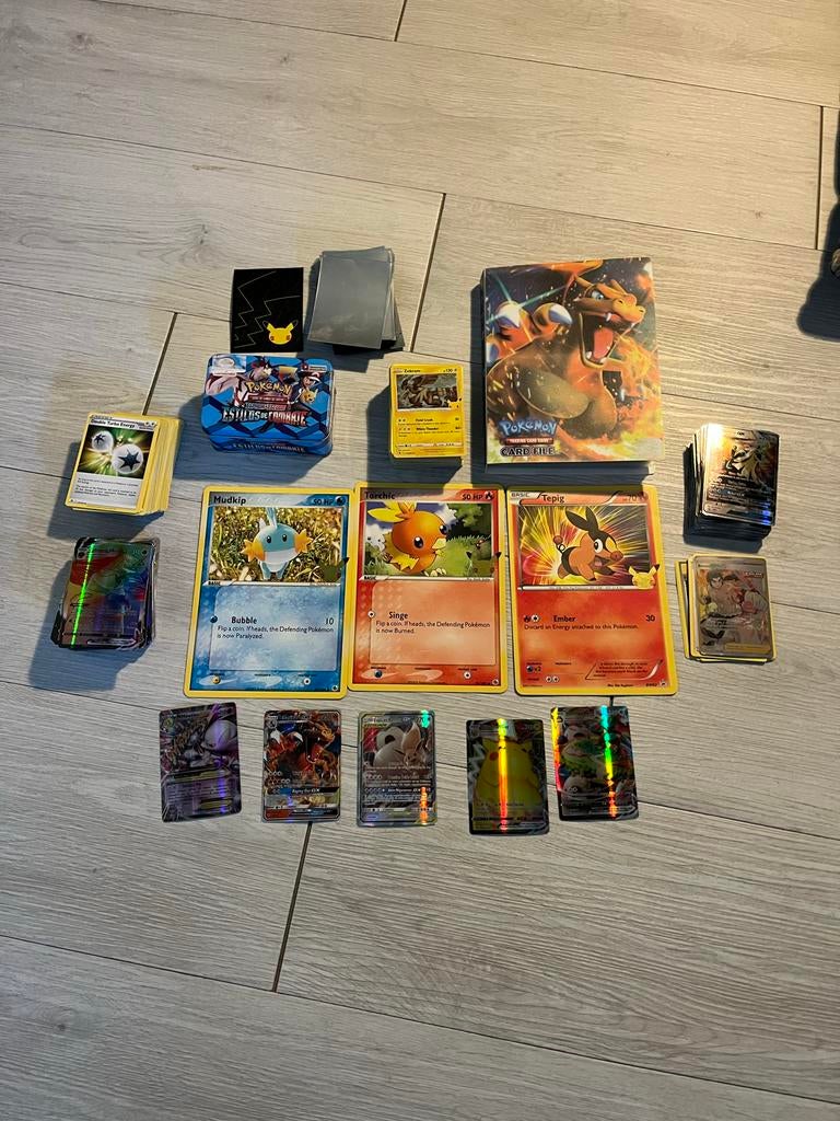 Pokémon kaarten collectie: boek vol, energie, trainers, slee, Ophalen, Zo goed als nieuw, Meerdere kaarten, Foil
