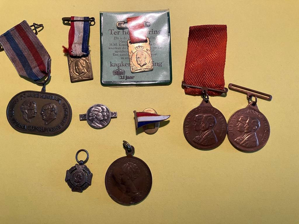 Oranje / Koningshuis penningen en lintjes, Postzegels en Munten, Penningen en Medailles, Ophalen of Verzenden, Nederland