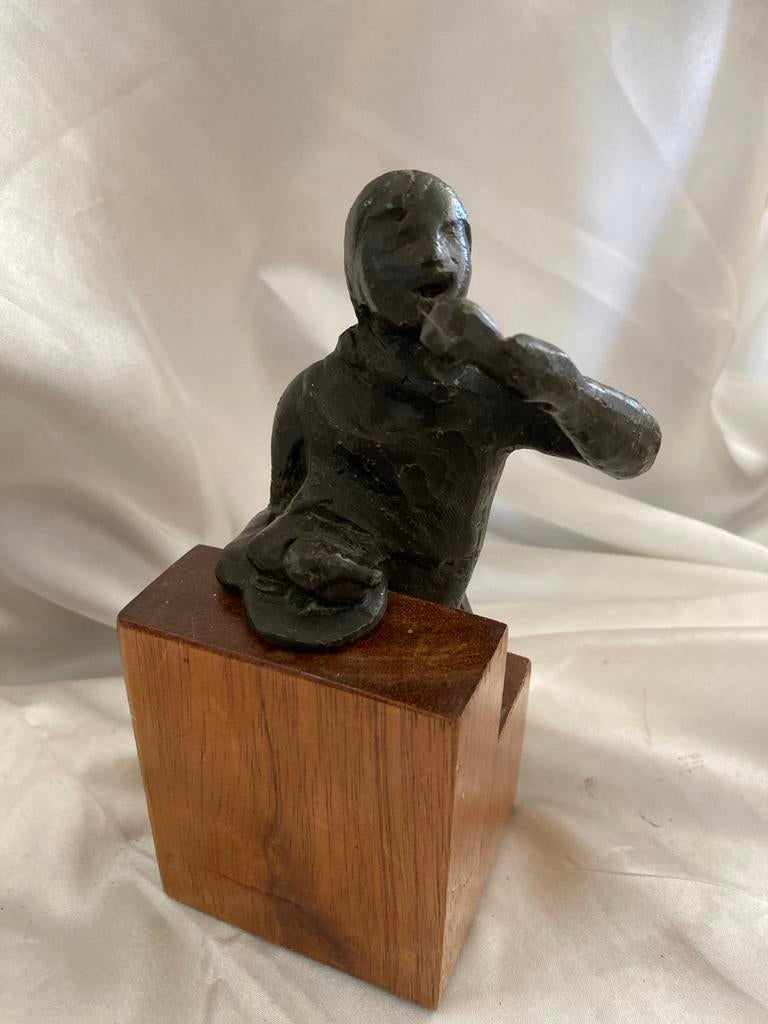 Bronzen sculptuur Judith Braun, man aan de maaltijd, Antiek en Kunst, Minder dan 20 cm, Ophalen of Verzenden, Brons, Op sokkel