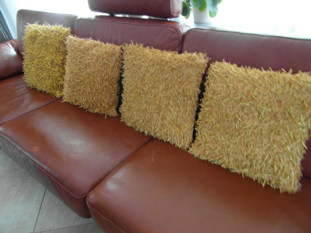 3 sierkussens  oker geel  40  x 40 cm modern, Ophalen of Verzenden, Zo goed als nieuw, Geel, Vierkant