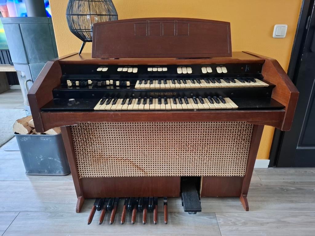 Hammond orgel met twee klavieren en ingebouwde Leslie, Ophalen of Verzenden, Gebruikt, 2 klavieren