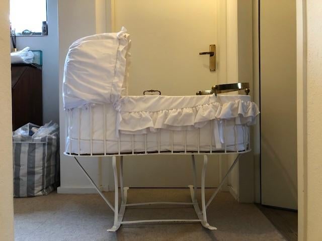 Antieke gietijzeren schommelwieg., Ophalen, Gebruikt, Wieg