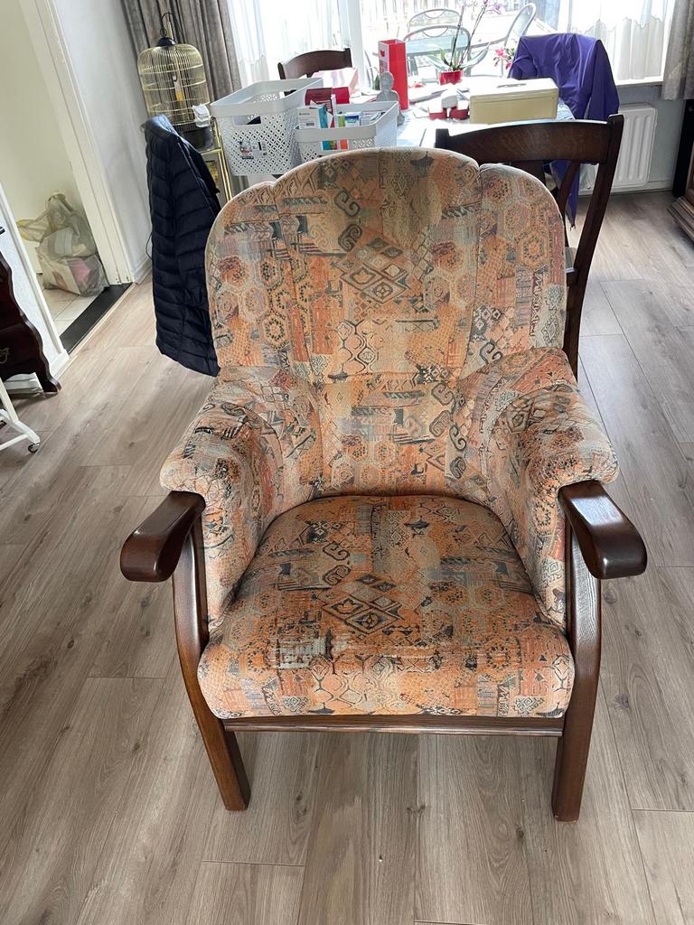 Comfortabele fauteuil met houten armleuningen, Huis en Inrichting, Fauteuils, Ophalen of Verzenden, Zo goed als nieuw, 75 tot 100 cm