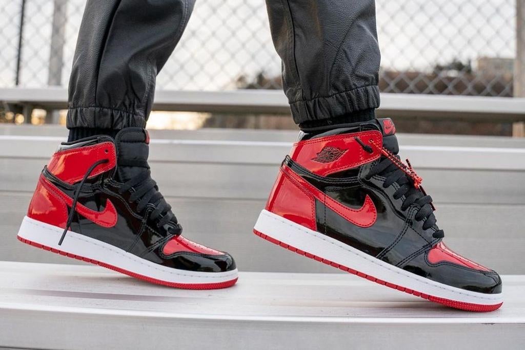 Air Jordan 1 Retro High OG Bred Patent maat 43eu., Kleding | Heren, Schoenen, Ophalen of Verzenden, Nieuw, Zwart