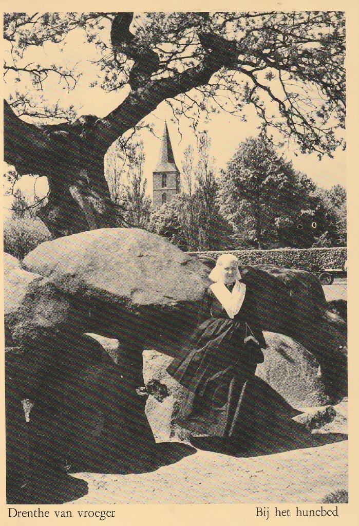 Drente van vroeger Bij het hunebed, Ophalen of Verzenden, 1960 tot 1980, Ongelopen, Drenthe