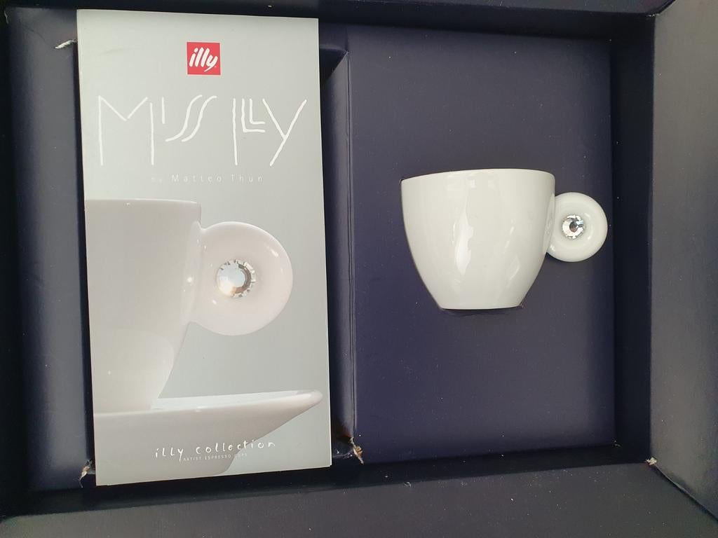 illy art collection 2001 M. Thun Miss Illy espresso cup, Verzamelen, Porselein, Kristal en Bestek, Nieuw, Kop en/of schotel, Porselein