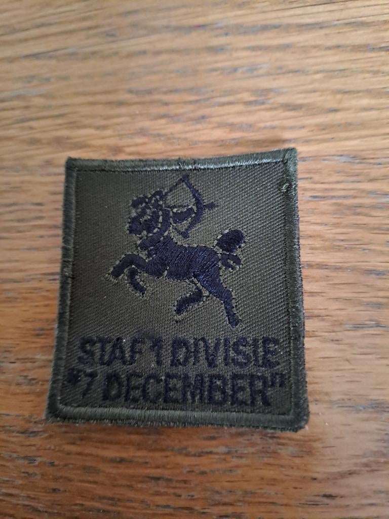 Staff 1 Divisie "7 December" Embleem, Verzamelen, Onbekend, Ophalen of Verzenden, Onbekend, Onbekend