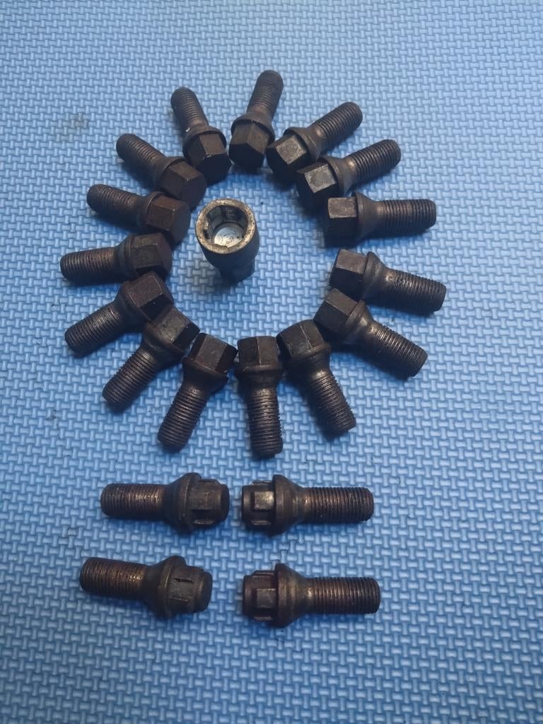 Te koop .Wiel bouten., Auto-onderdelen, Vrachtwagen-onderdelen, Ophalen of Verzenden