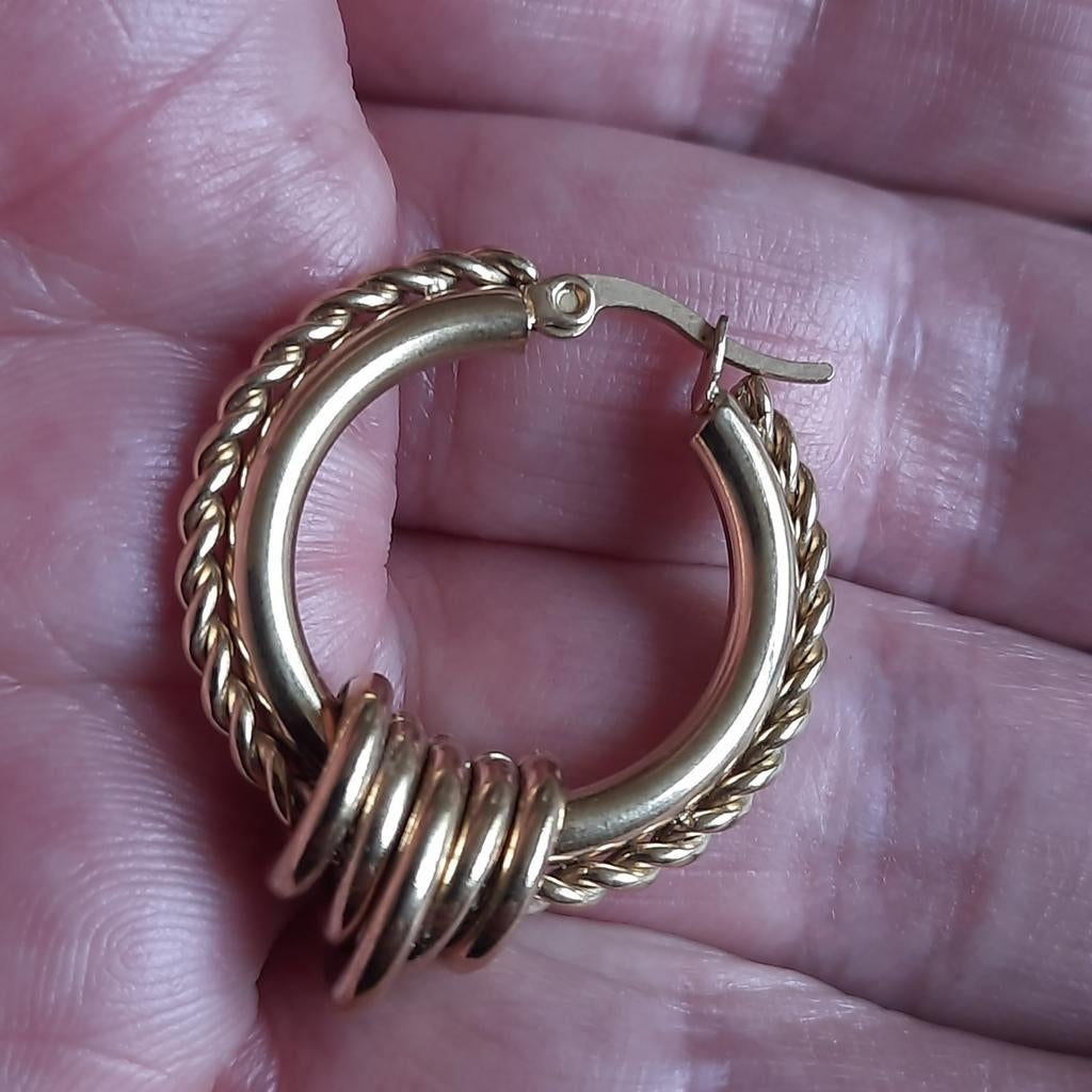 Eén Grote Vergulde Creool Oorbel, Ophalen of Verzenden, Zo goed als nieuw, Goud, Overige materialen