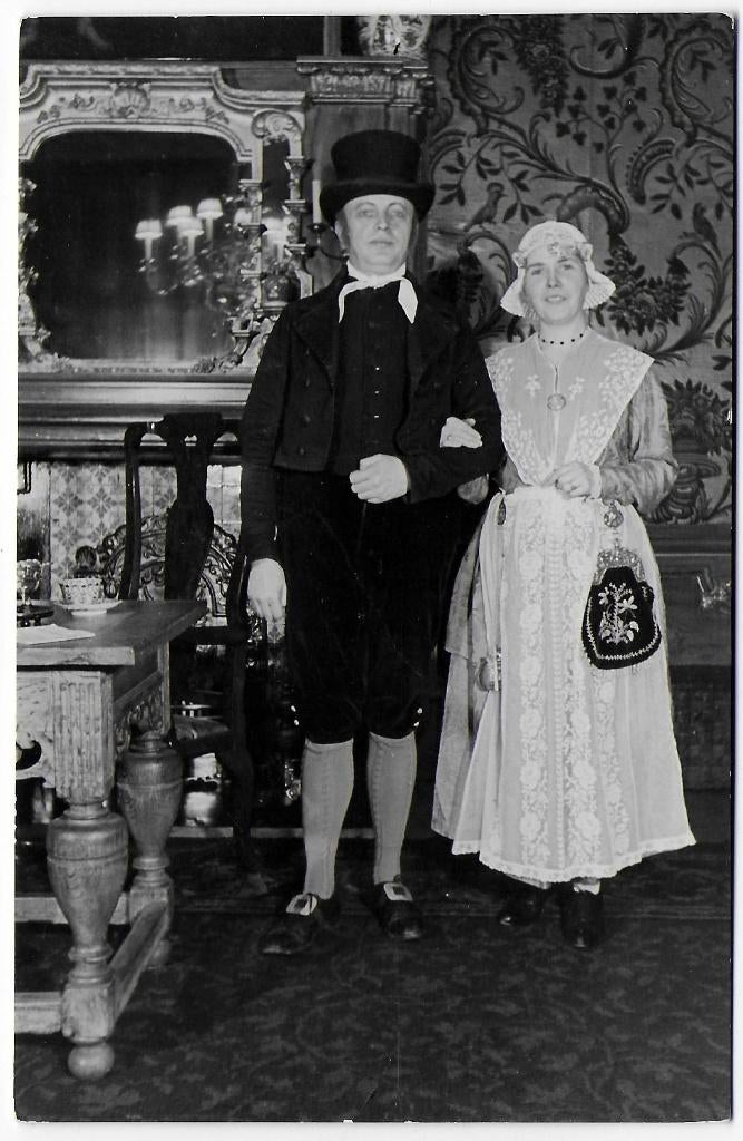 Friese Klederdracht  Ongelopen  Ansichtkaart ( B7395 ), Ophalen of Verzenden, 1960 tot 1980, Ongelopen, Overijssel