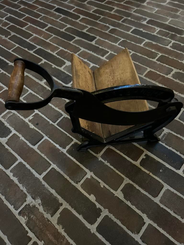 Antieke broodsnijder, Ophalen