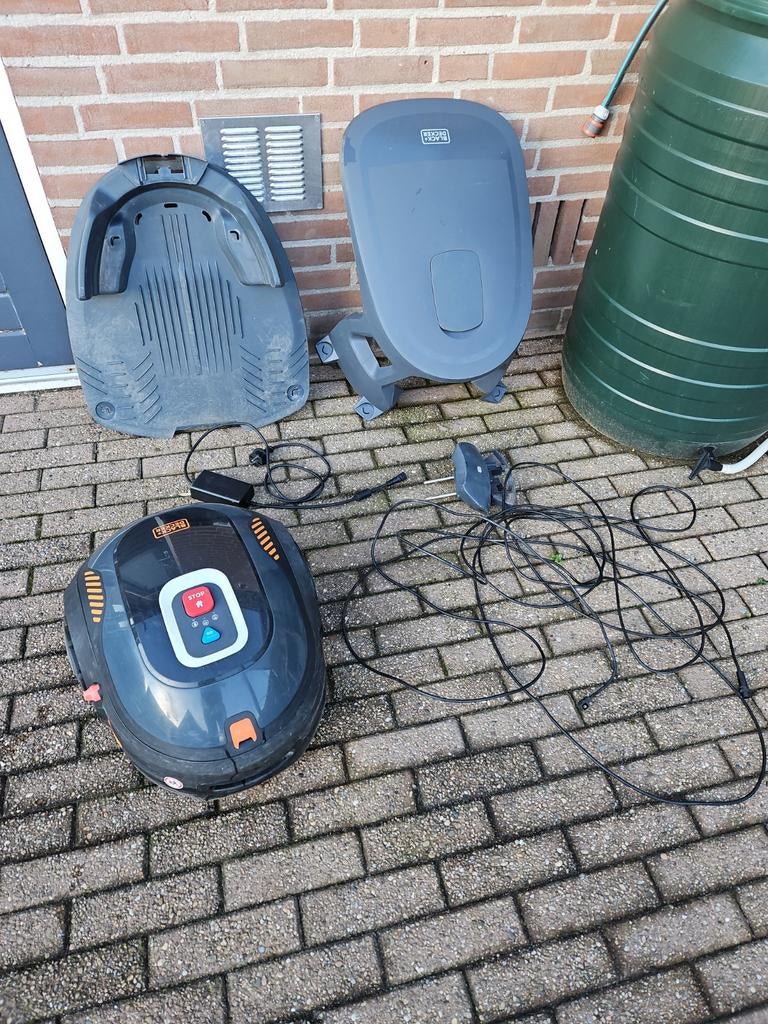 Black+Decker Robotmaaier BCRM123-QW - 700m², Ophalen, Gebruikt, Meer dan 25 cm, Black+Decker