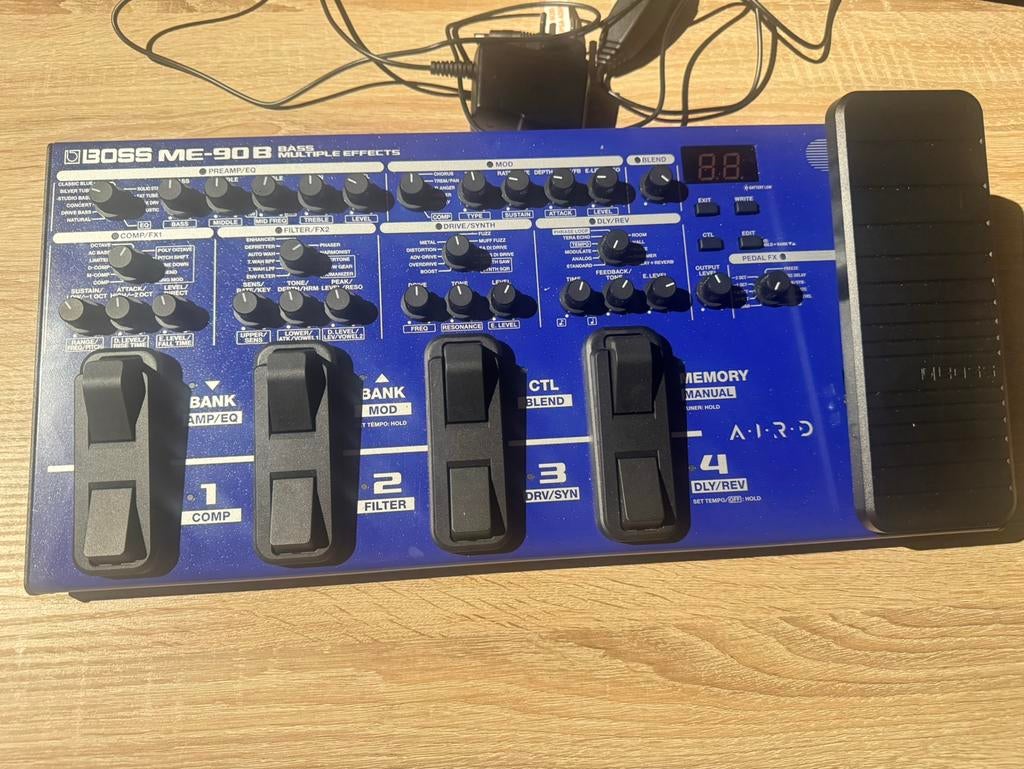 Boss Me90B, Ophalen, Zo goed als nieuw