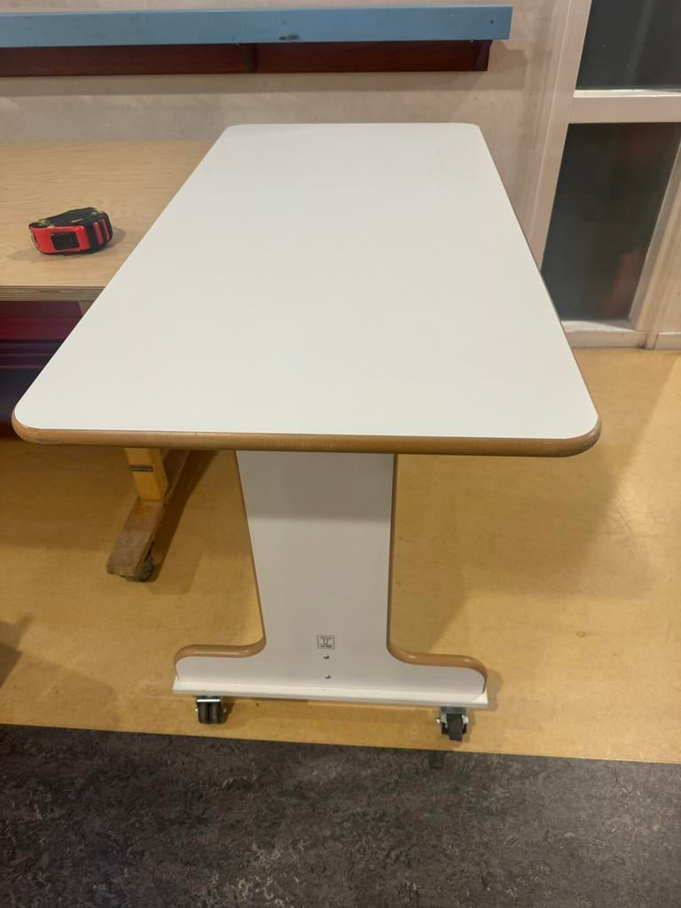 Hoogzit Ergo KDV tafel de Tol, Ophalen, Zo goed als nieuw, Tafel(s)